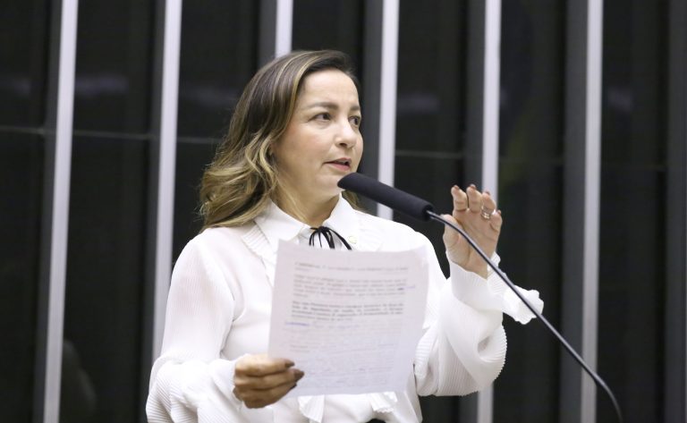 Professora Marcivania recomendou a aprovação do projeto, com mudanças
