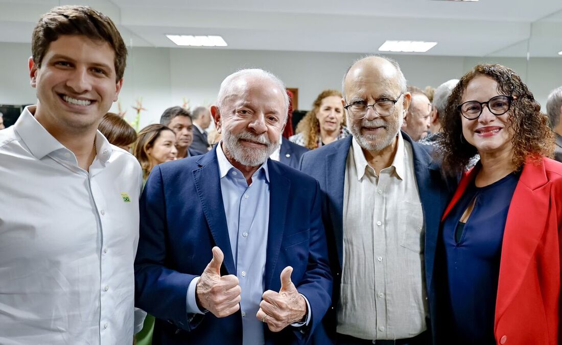 O prefeito ao lado de Lula, do deputado Waldemar Borges e de Luciana Santos no congresso