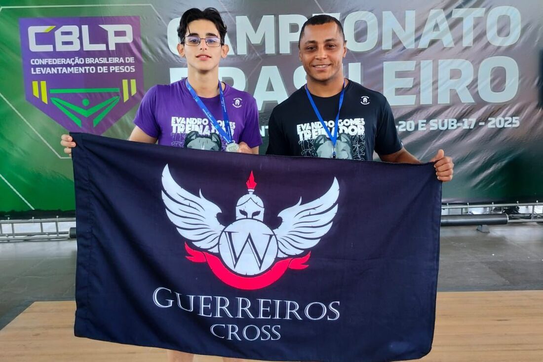 Júlio César de Araújo, à esquerda, e o técnico Evandro Gomes, à direita