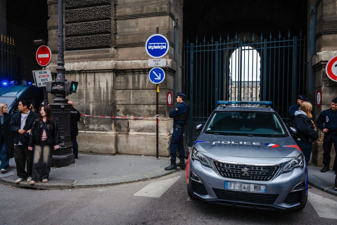 Museu do Louvre fechou as portas após roubo de joias neste domingo (19)