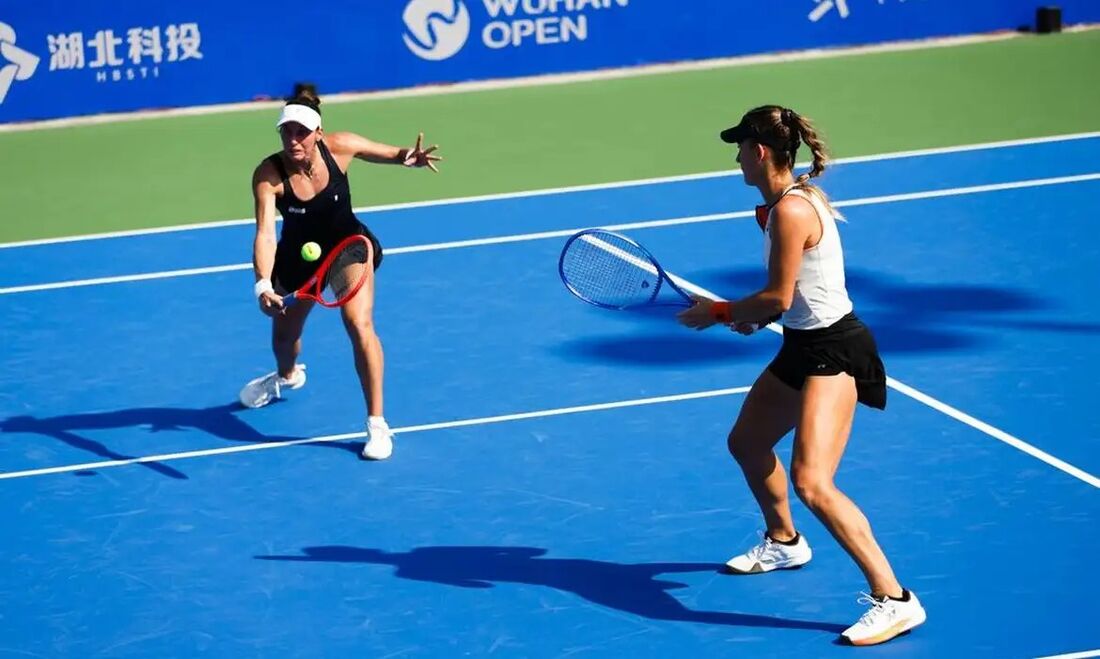 Luisa Stefani e Timea Babos em ação no WTA 1000 de Wuhan