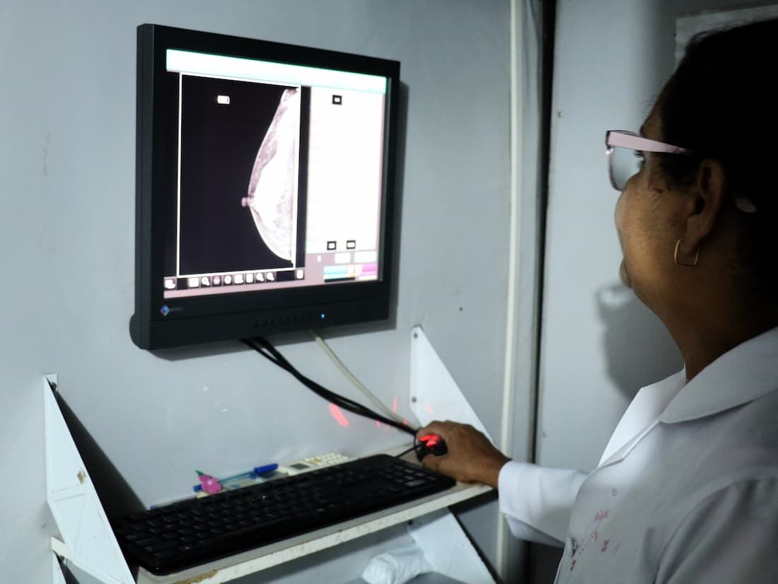 Exame de mamógrafo móvel da Prefeitura do Recife