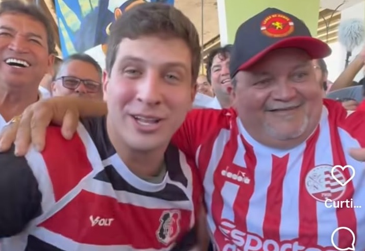 João Campos, com a camisa do Santa Cruz, e Marcon Chaveiro, com a camisa do Náutico