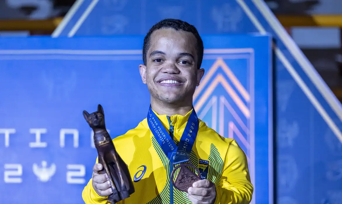 O mineiro de 22 anos de idade conseguiu subir ao pódio na sua estreia na competição