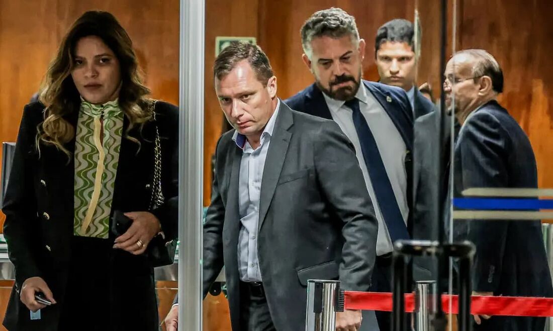 PF sugere inclusão de Cid e família em programa de proteção a testemunhas