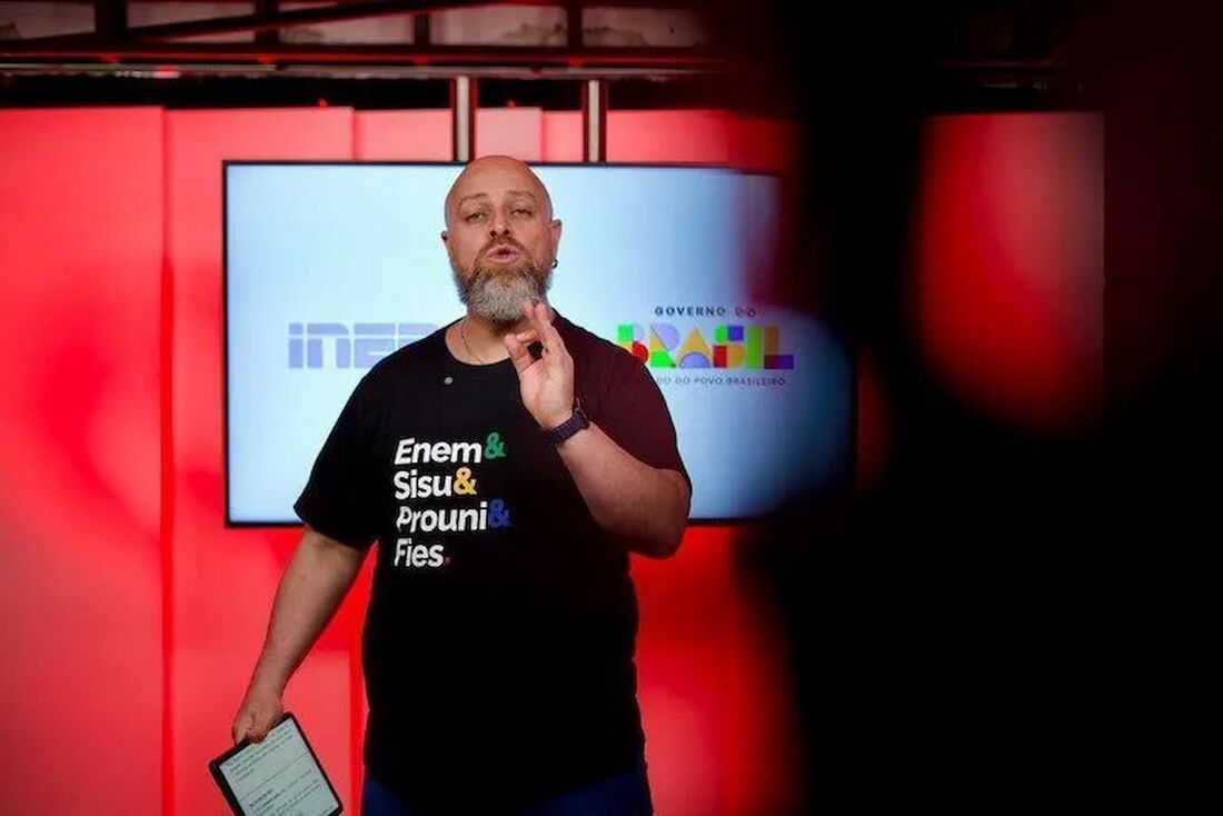 O Ministério da Educação (MEC) está divulgando vídeo-aulas sobre a redação do Enem feitas em parceria com o YouTube e o professor Noslen Borges.