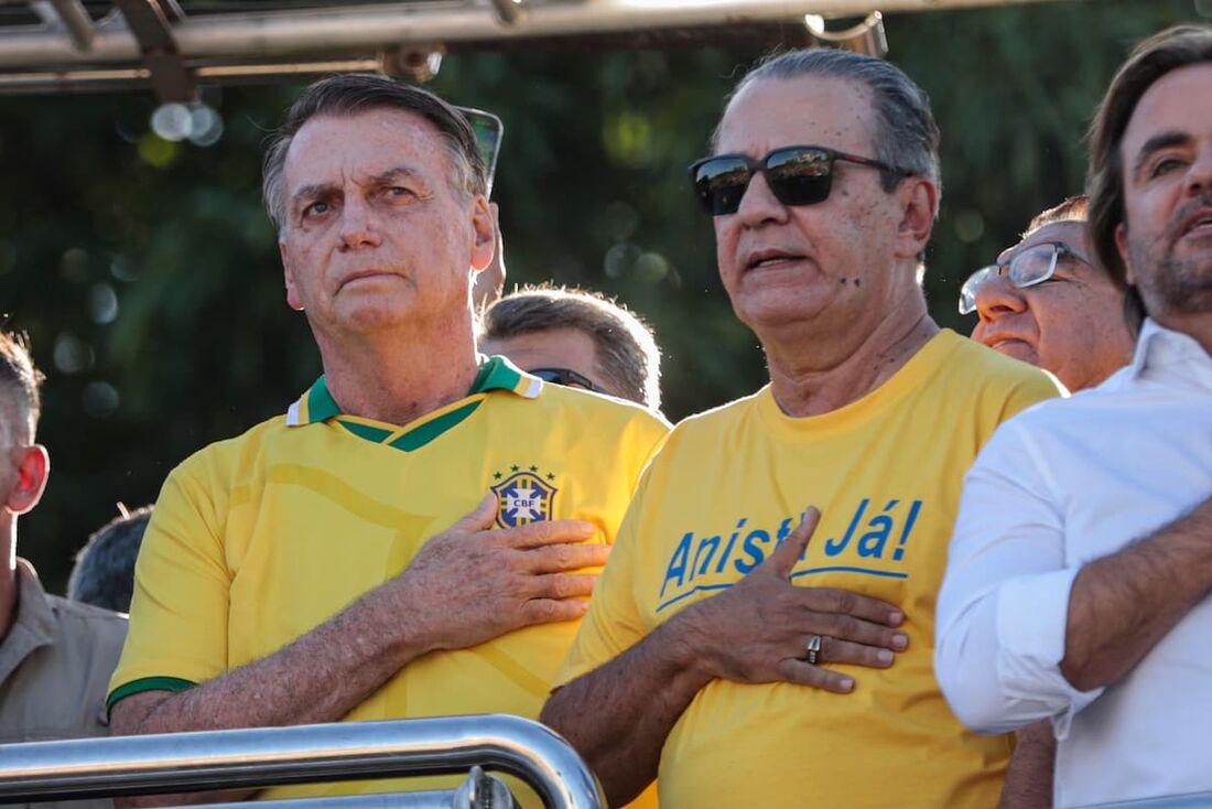 O ex presidente, Jair Bolsonaro (e) e pastor, Silas Malafaia (d)