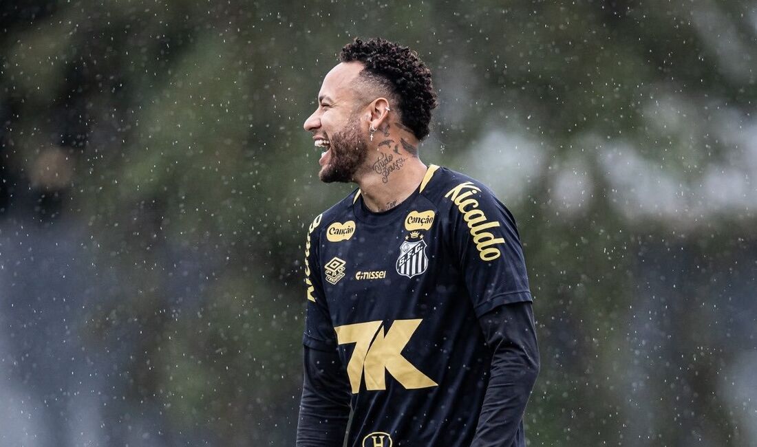 Neymar treinou e está confirmado para a partida contra o Sport