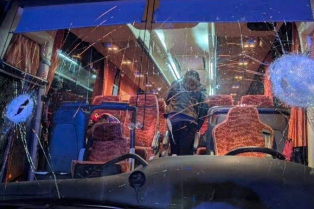 Ônibus de com torcedores de basquete italiano é alvo de ataques de torcida rival