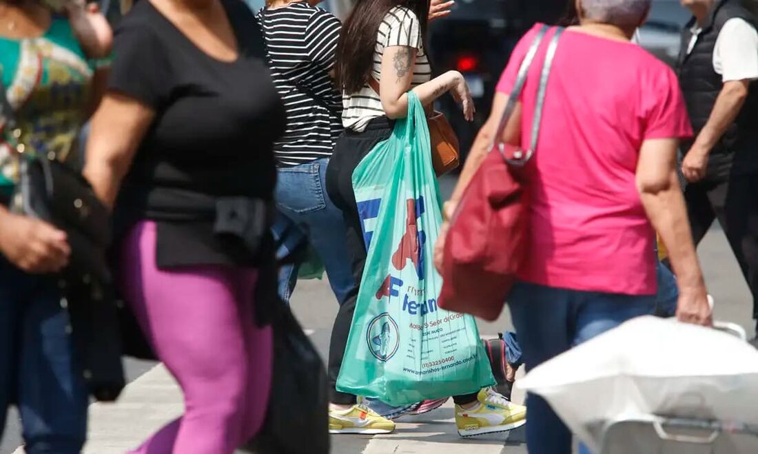 As mulheres ainda são minoria no mercado de trabalho e recebem rendimentos menores do que os homens, apesar de terem mais instrução.