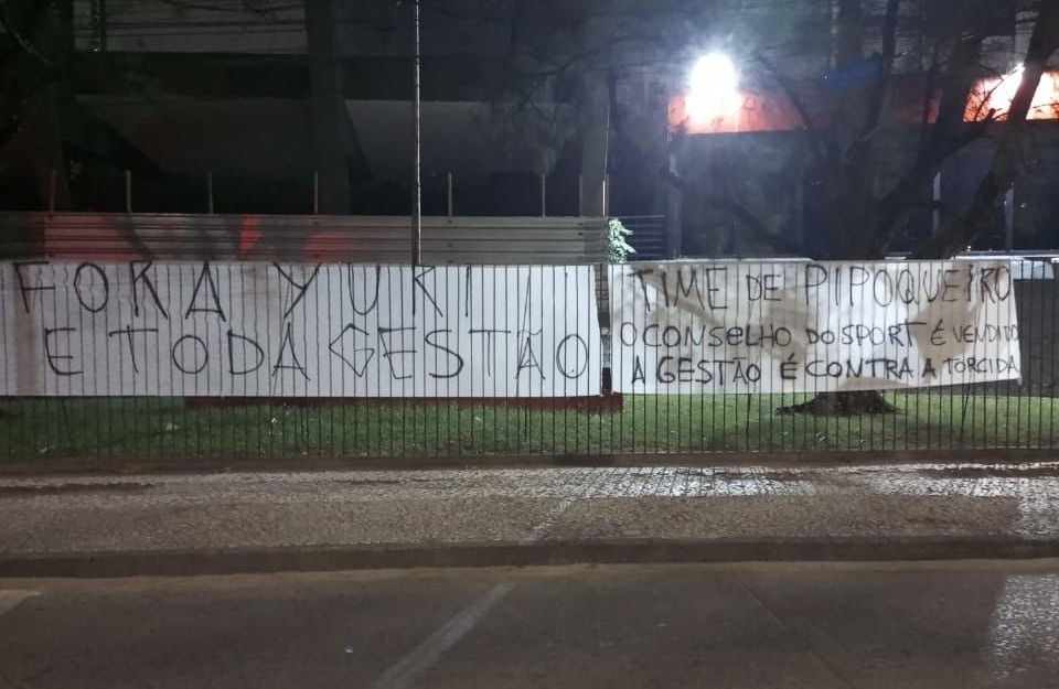 Torcida do Sport fez protesto na madrugada desta terça-feira (21)
