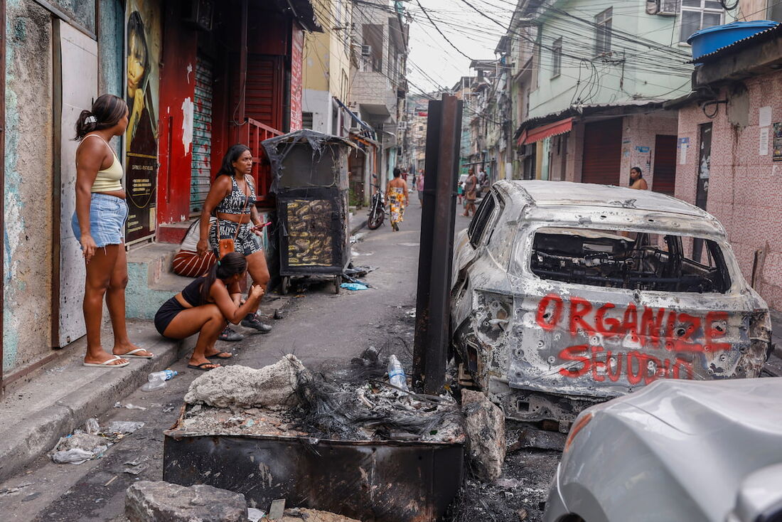 Moradores protestam contra execuções da Operação Contenção na comunidade da Vila da Penha.