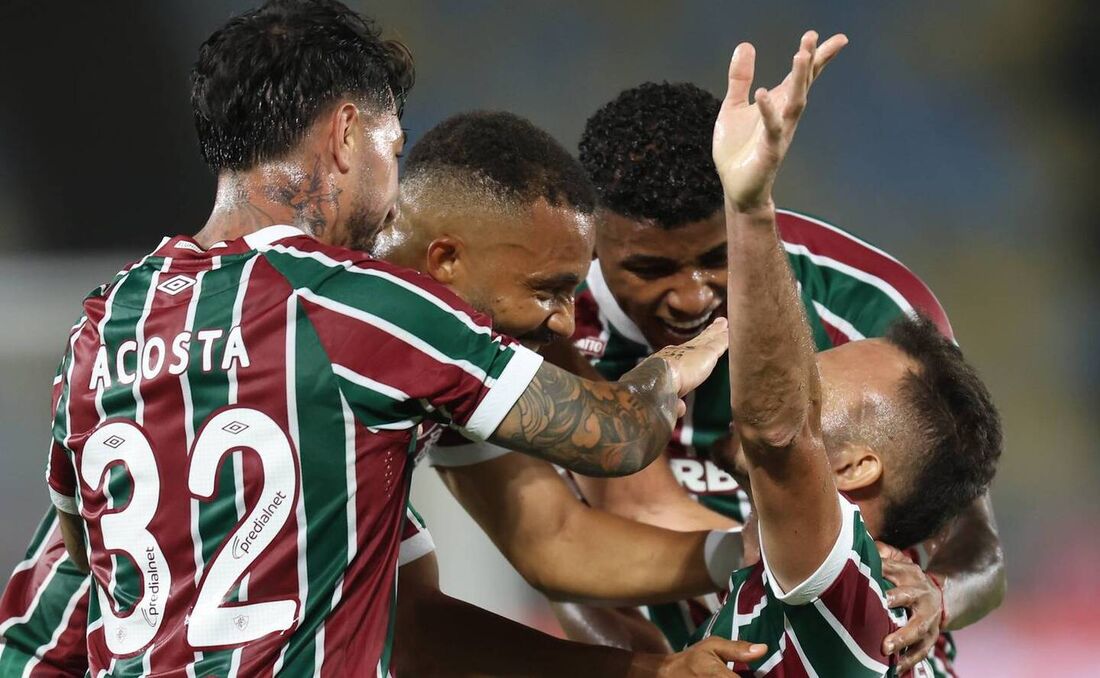 Renê é celebrado pelos companheiros após fazer o gol da vitória do Fluminense
