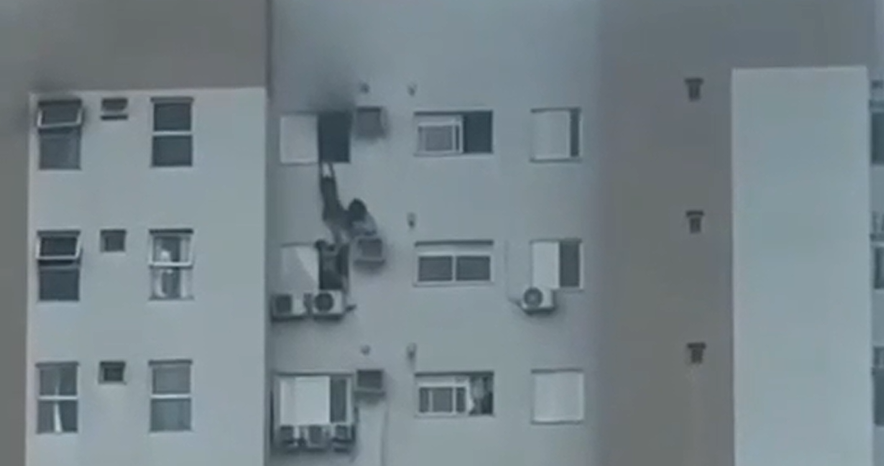 Vídeos que circulam nas redes sociais mostram a advogada Juliane Suellem Vieira dos Reis, de 28 anos, pendurada do lado de fora do edifício fazendo o resgate da mãe e da criança, com a ajuda de vizinhos do andar de baixo