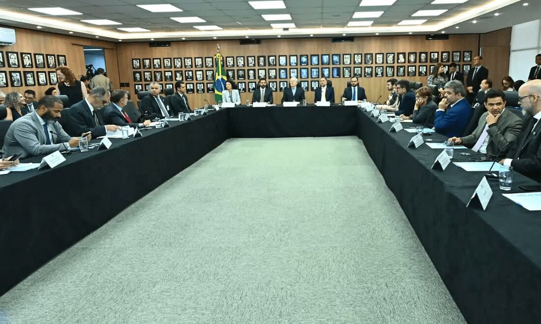 O governo federal instituirá um comitê, em parceria com a sociedade civil, para enfrentar os problemas das bebidas contaminadas por metanol.