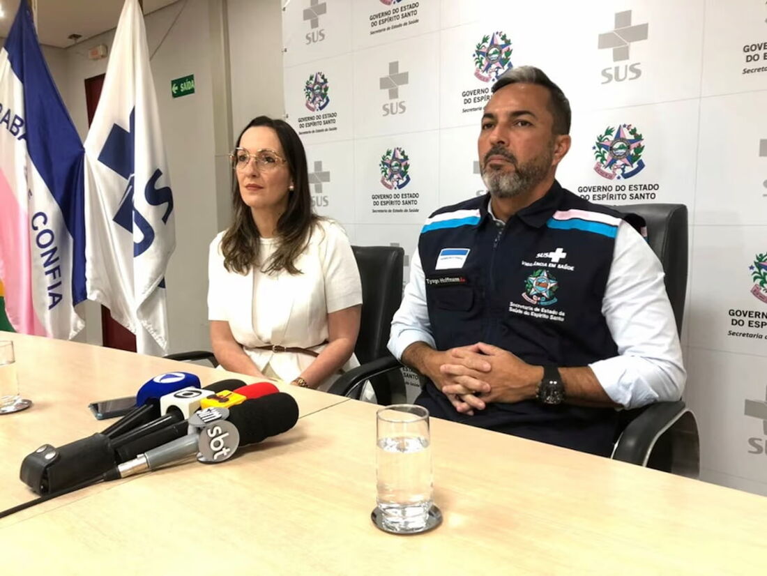 A infectologista Carolina Salume, do Hospital Santa Rita de Cássia, e Tyago Hoffmann, secretário da Saúde do Espírito Santo, durante coletiva de imprensa.