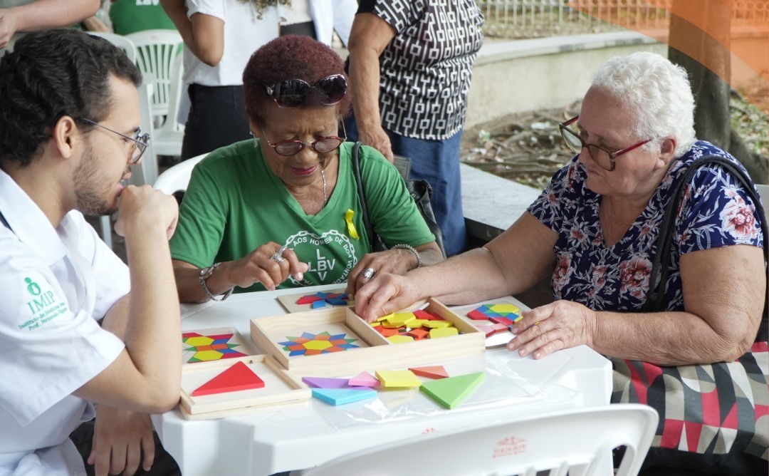 A manhã conta ainda com apresentações culturais, sorteios e entrega de brindes, valorizando o protagonismo das pessoas idosas