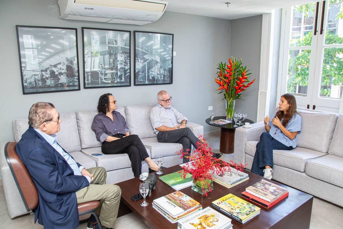 Secretária de Educação do Recife, Cecília Cruz, durante visita à Folha de Pernambuco