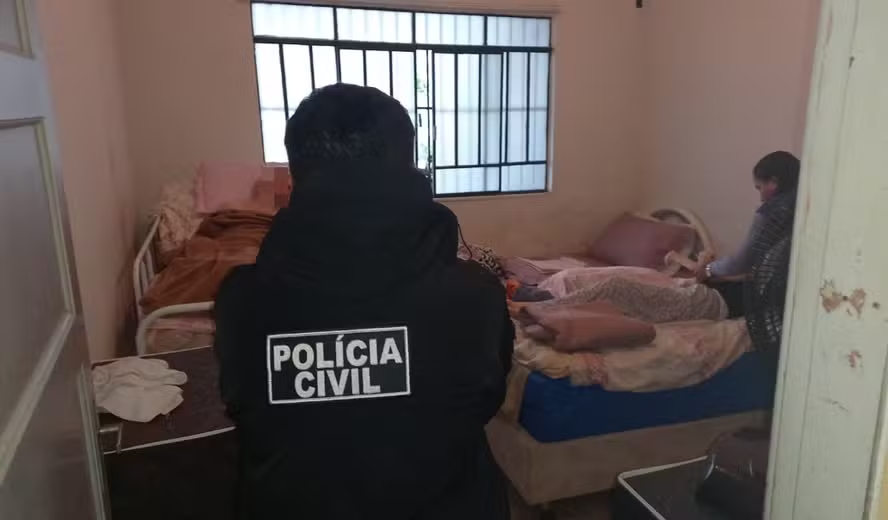 Policial em um dos cômodos do asilo