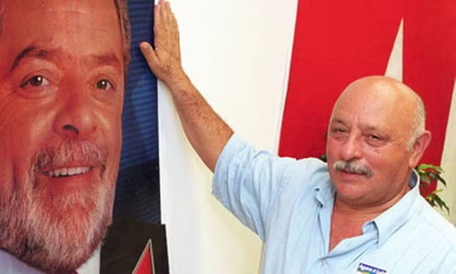 Frei Chico ao lado de uma foto de Lula