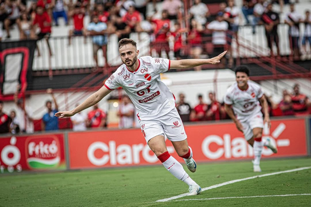 Gabriel Poveda, atacante do Vila Nova, tem nome especulado no Santa Cruz 