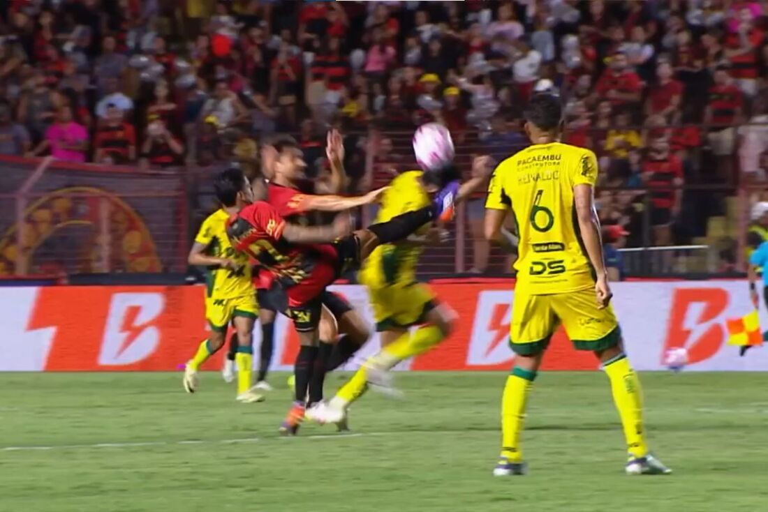 Disputa de bola entre Matheusinho e Neto Moura