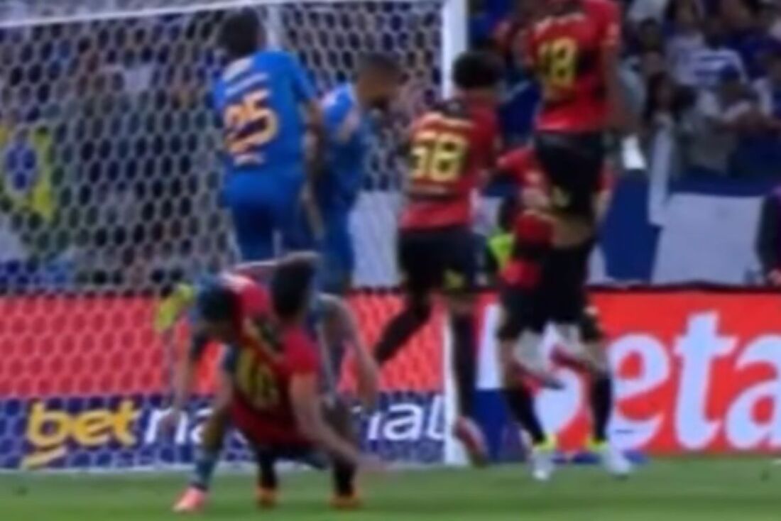 Lance polêmico de Sport e Cruzeiro