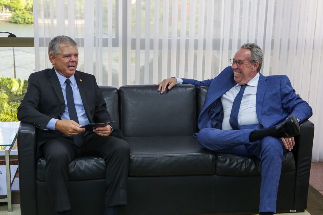 Presidente do Tribunal de Justiça de Pernambuco (TJPE), desembargador Ricardo Paes Barreto, e o presidente da Assembleia Legislativa de Pernambuco, deputado Álvaro Porto