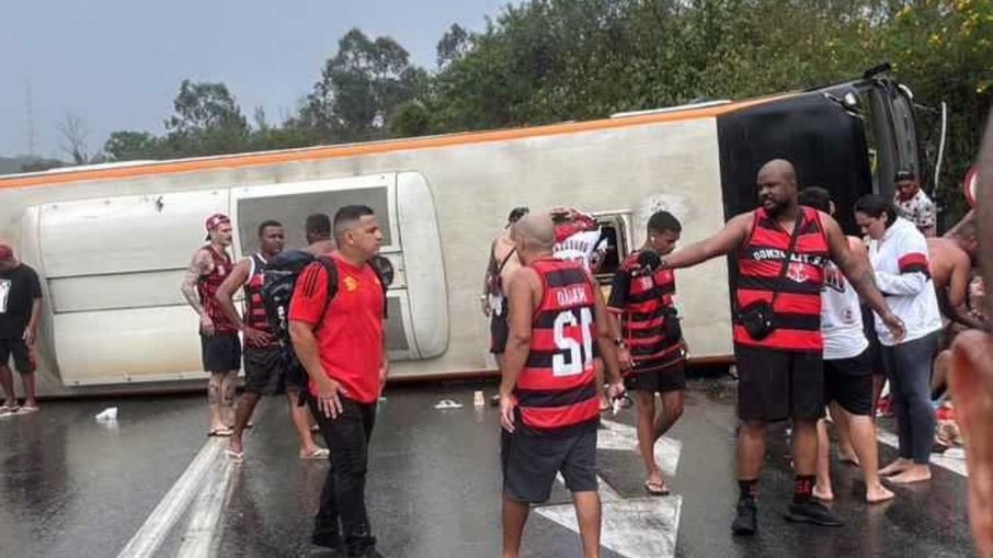 Ônibus com torcedores do Flamengo tombou rumo a Argentina