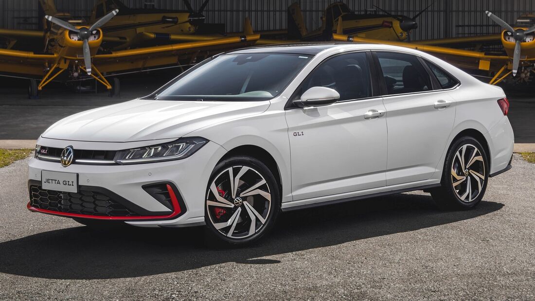 Dianteira do novo VW Jetta GLI 2026 traz faróis full LED, grade redesenhada e friso vermelho característico da versão esportiva