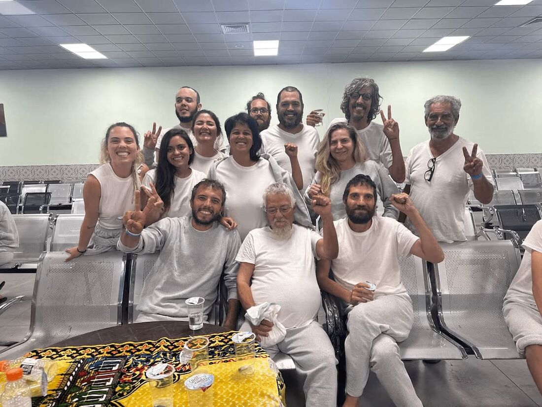 Foto dos 13 brasileiros reunidos na Jordânia, após serem libertados da prisão em Israel.
