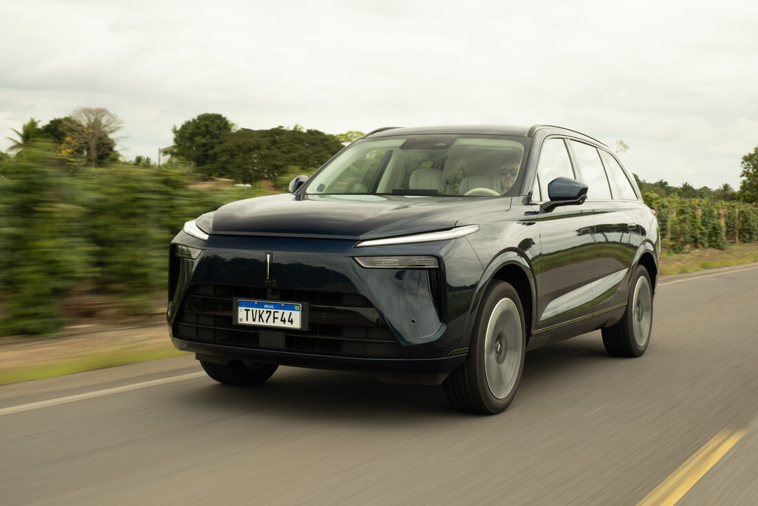 A dianteira do GWM Wey 07 traz assinatura luminosa em LED, grade minimalista e aerodinâmica refinada para melhor eficiência energética