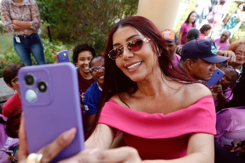 Priscila Senna no jardim do HCP