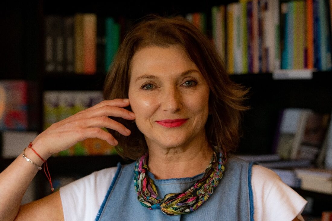 Cléo Busatto é mestre em Teoria Literária pela UFSC e autora de mais de 50 obras de ficção, não ficção e infantojuvenis, que já venderam mais de 600 mil exemplares