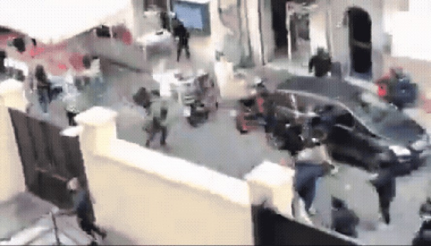 Torcida de Sporting e Napoli brigam antes de jogo 