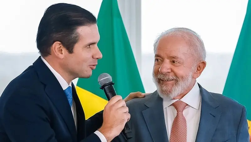 Presidente da Câmara Hugo Motta ao lado do presidente Lula - hefe da Casa Legislativa elogiou o encontro, feito após uma série de tensões entre os dois países envolvendo aplicação de taxas sobre o comércio brasileiro