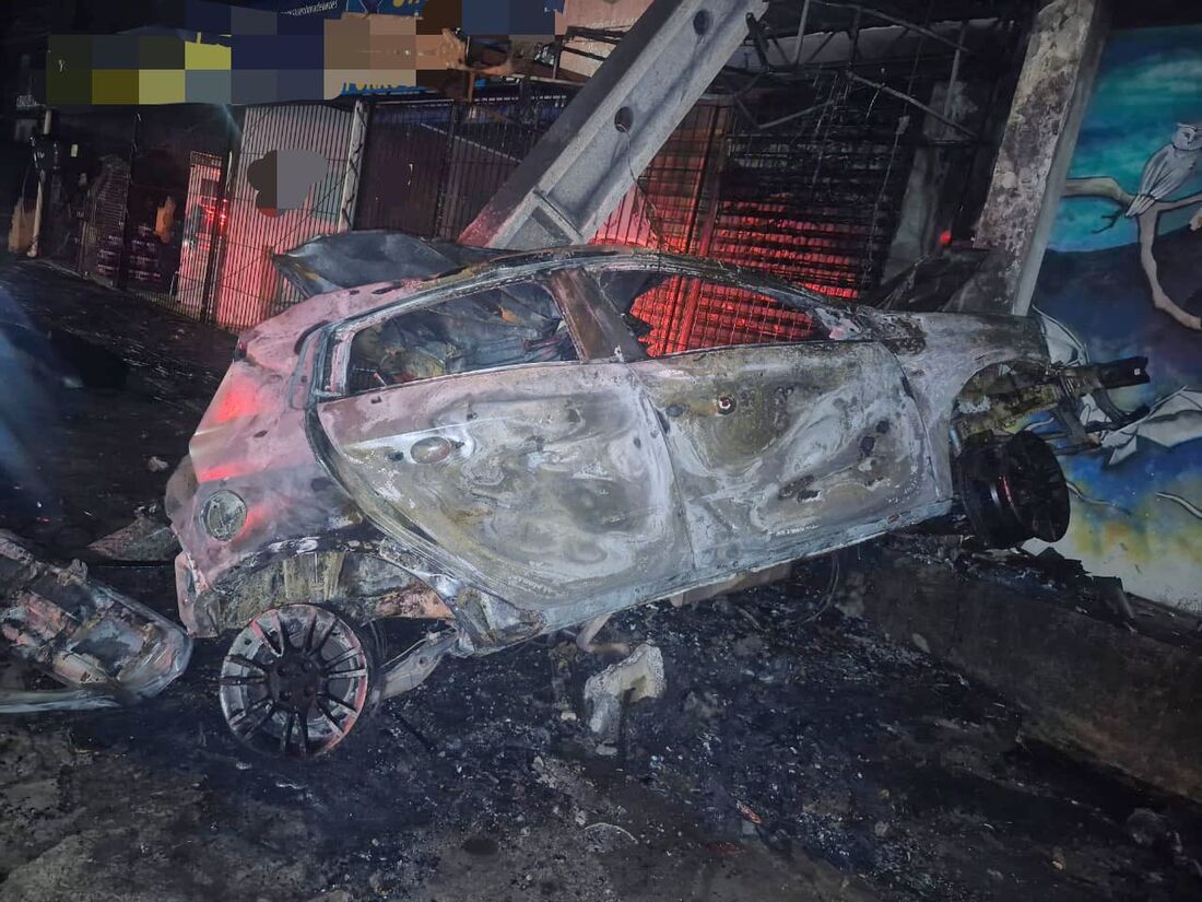 Motorista perdeu o controle do veículo e colidiu com um poste na madrugada desta quinta-feira (2)