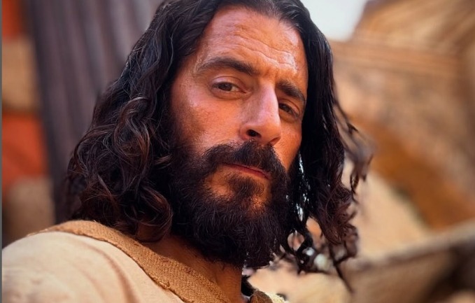 Jonathan Roumie, que interpreta Jesus na série "The Choosen", detalha preparação intensa para viver a crucificação