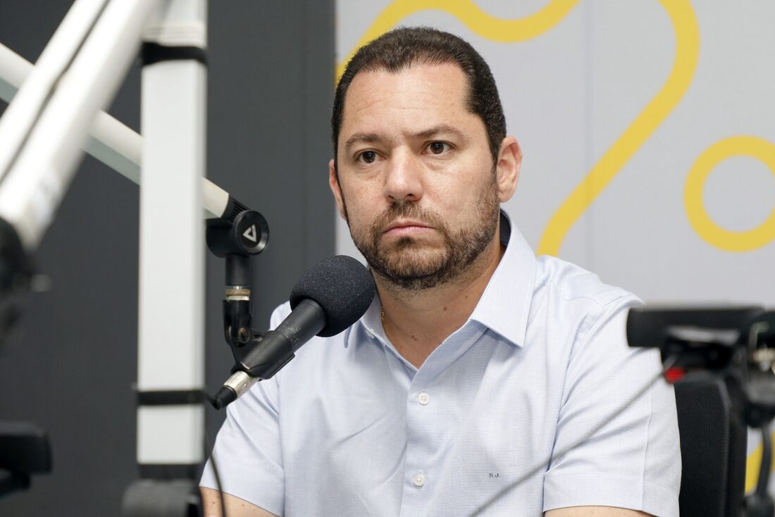 Vereador Romerinho Jatobá (PSB) é recebido no programa Folha Política, da Rádio Folha