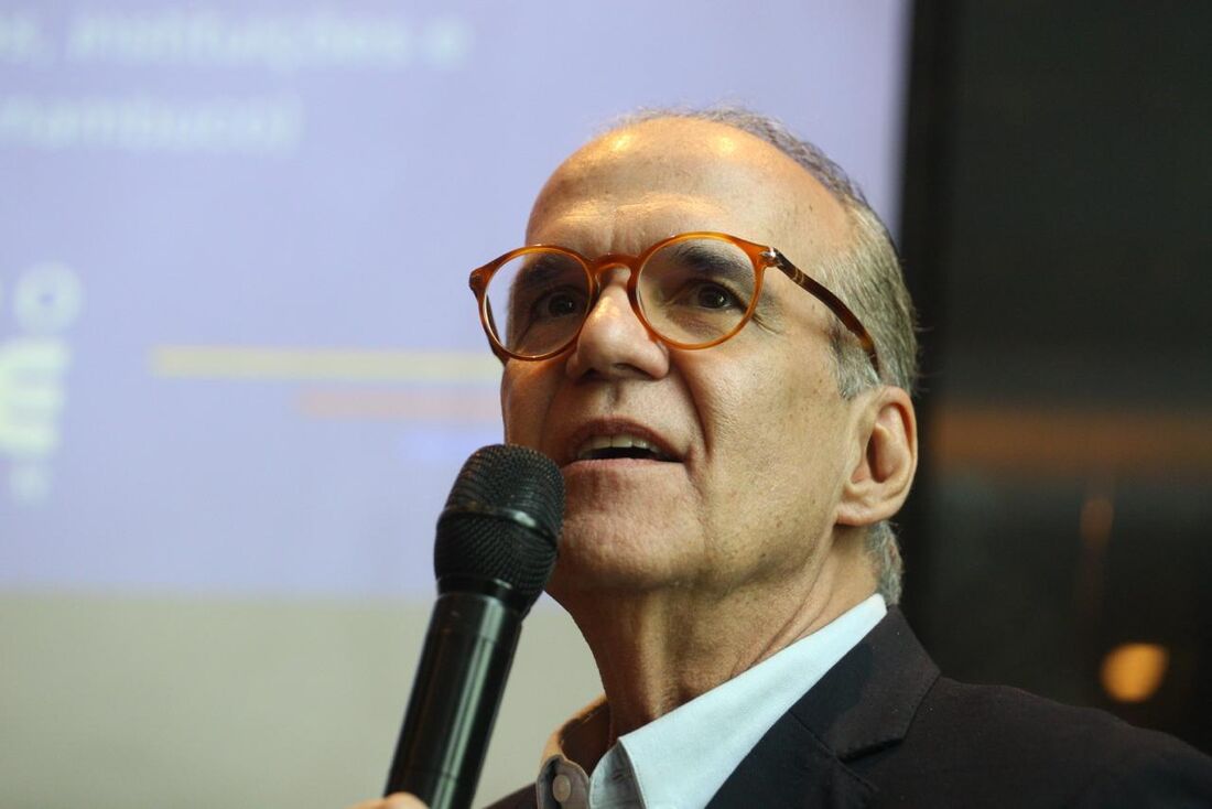 Dueire adimite convites do PSD e Podemos para disputar reeleição ao senado