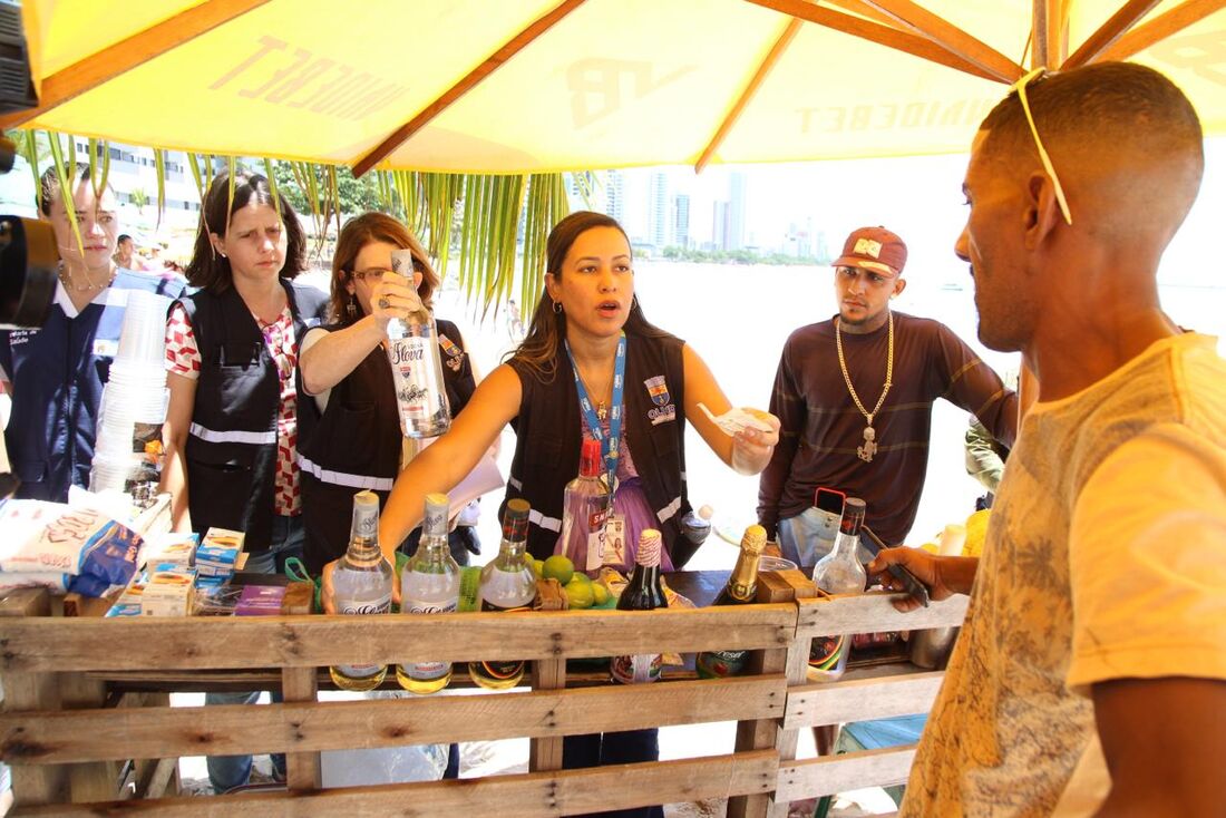 Secretaria de Saúde de Olinda fiscaliza comércio de bebidas na orla da cidade