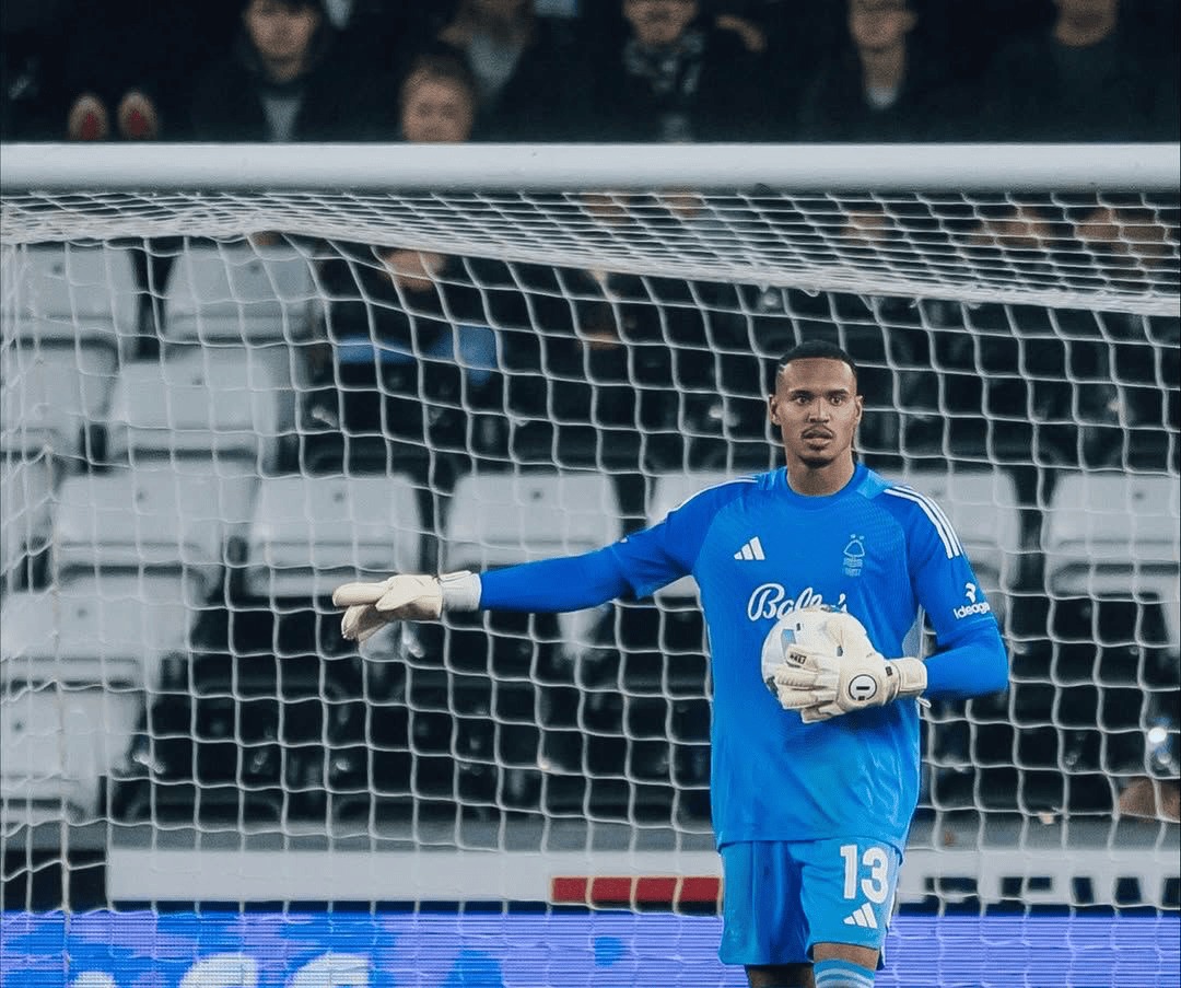 John, goleiro do Nottingham Forest