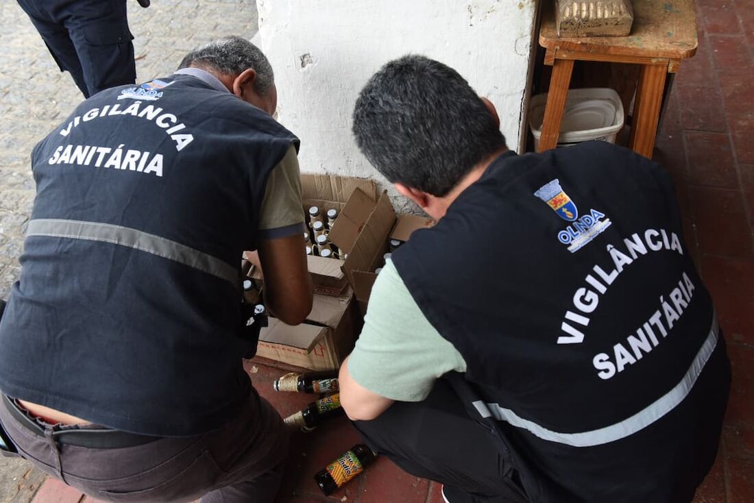 Agentes recolheram bebidas com irregularidades na validade, registro e no armazenamento em Olinda