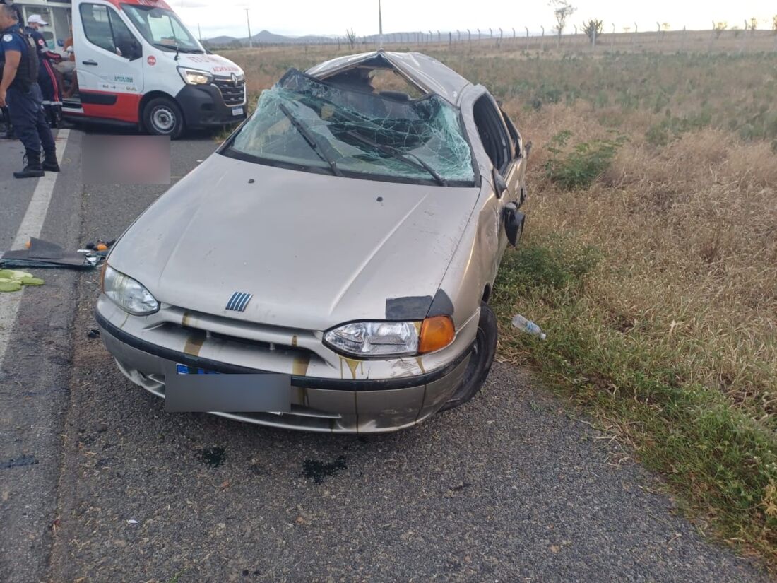 Carro que capotou em Taquaritinga do Norte tinha três ocupantes