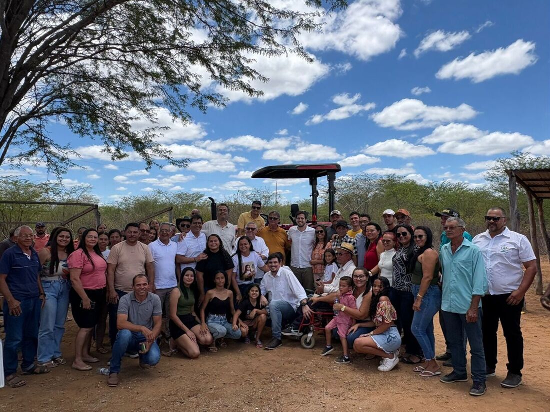 Pedro Campos entrega trator para fortalecer agricultura familiar em Sertânia