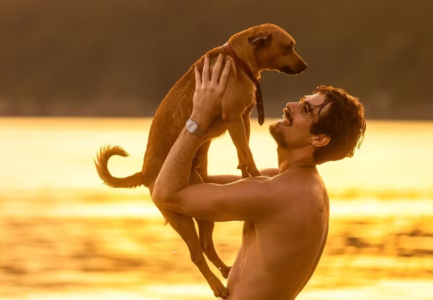 Rafael Vitti e o cachorro Amendoim, em 'Caramelo'