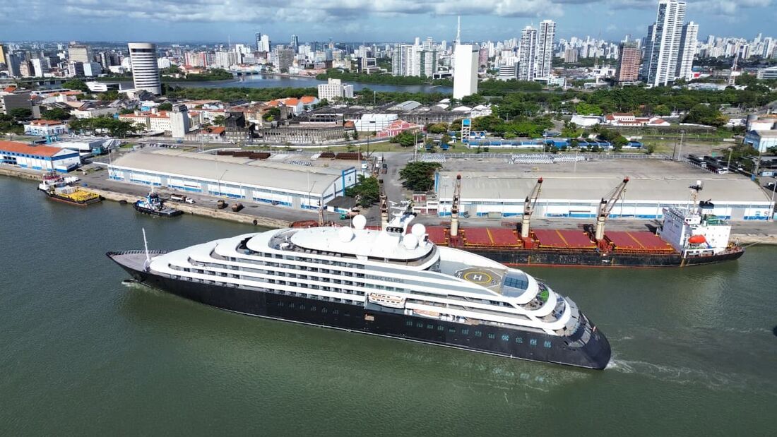 Primeiro navio atracou no Porto na segunda-feira (6)