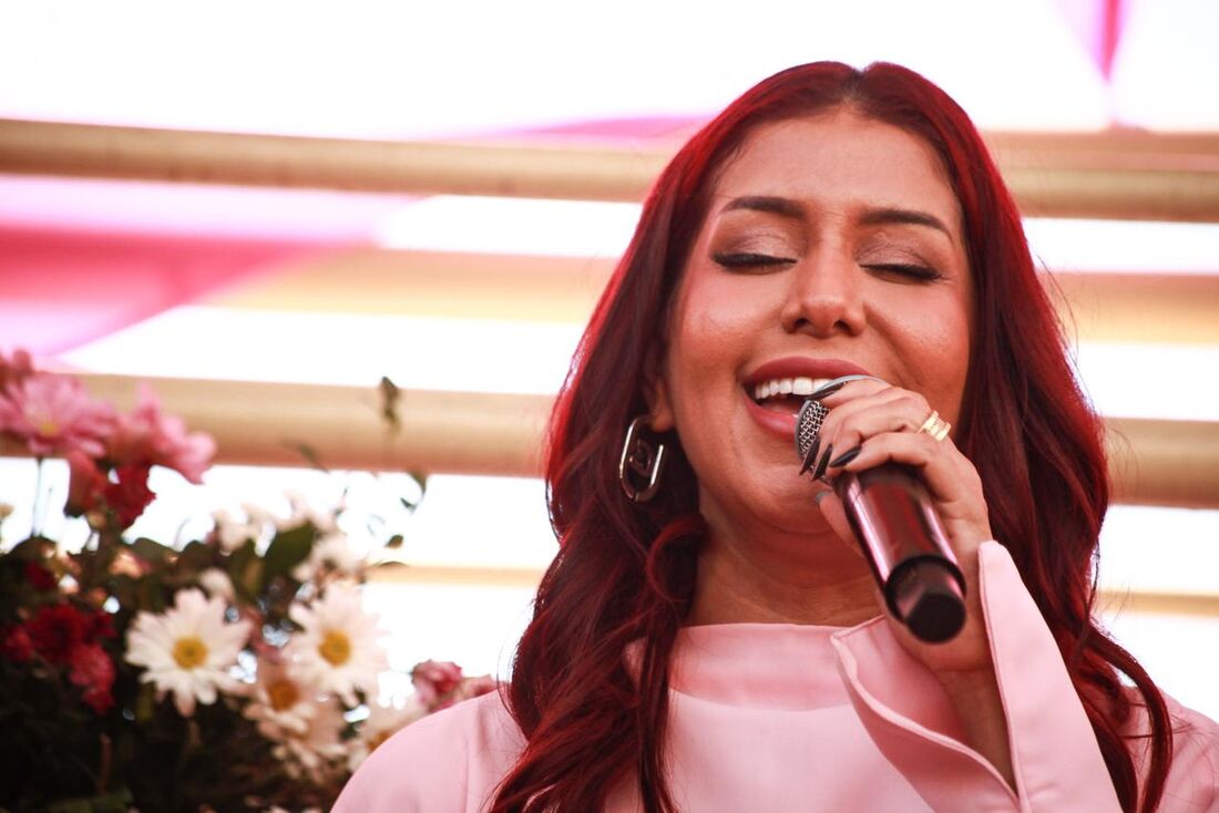 Priscila Senna se apresentou no jardim do HCP