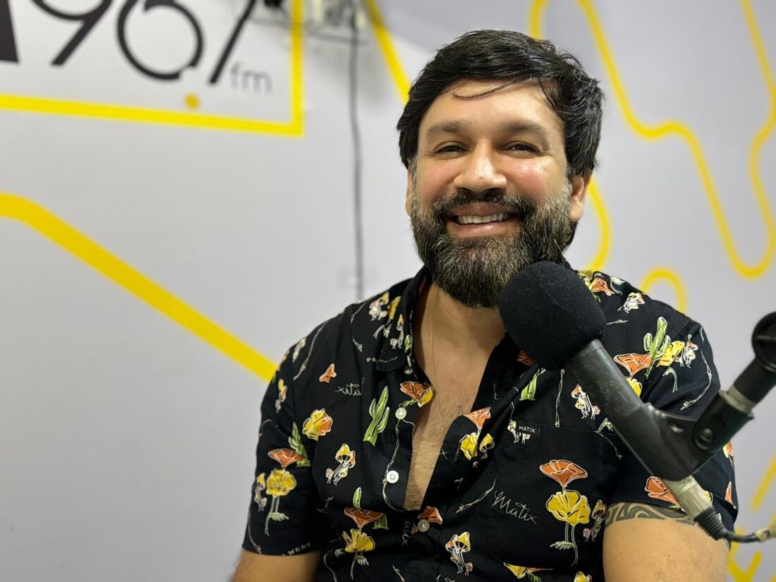 Cantor e compositor Robertto apresenta o espetáculo "Frevo Acústico" no Teatro Barreto Júnior