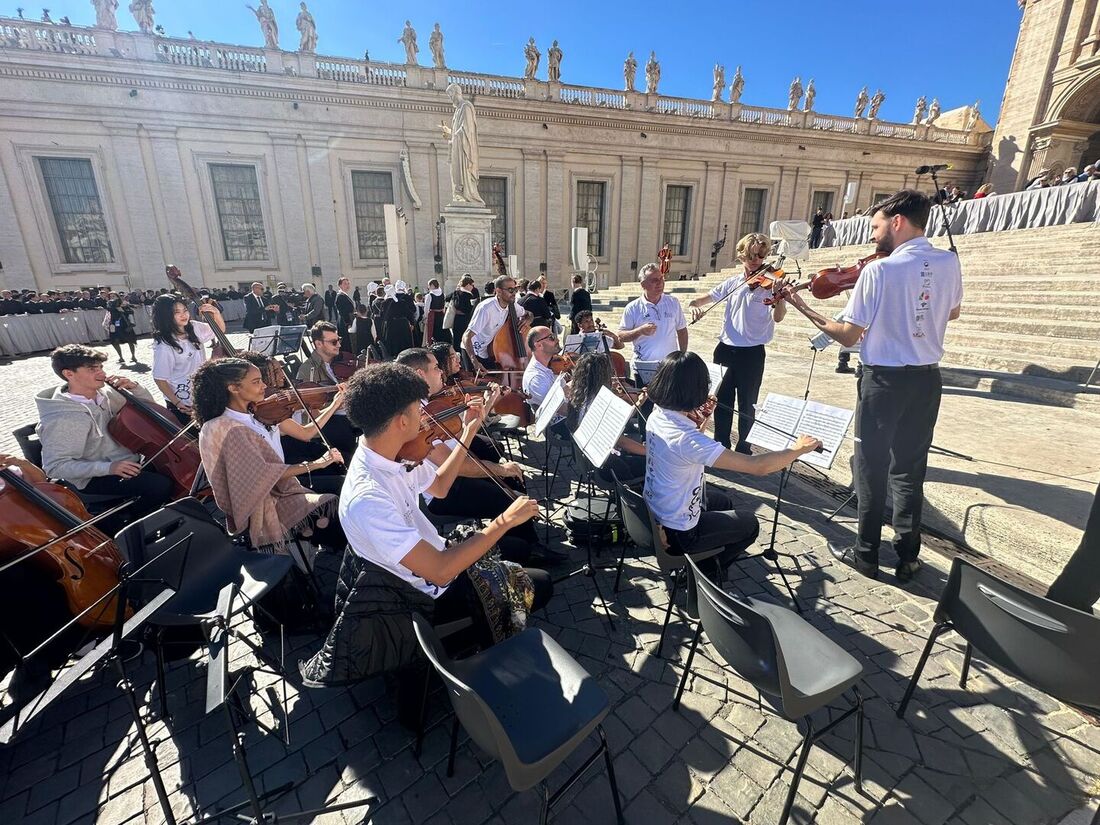 Orquestra Criança Cidadã durante apresentação no Vaticano